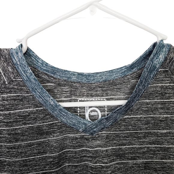 MENS LARGE V-NECK T-SHIRT - Picture 2 of 8